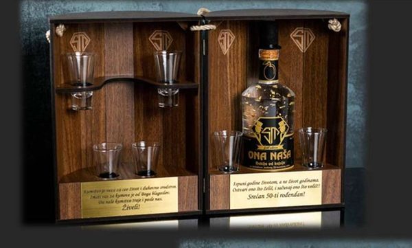 Premium Lux Mini Bar u obliku bureta sa flašom rakije i šest čašica